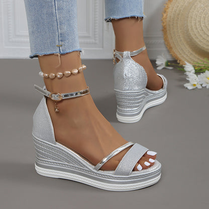 Sandales compensées pour femmes avec un revêtement scintillant et un design de lanière élégant Chic und Stil