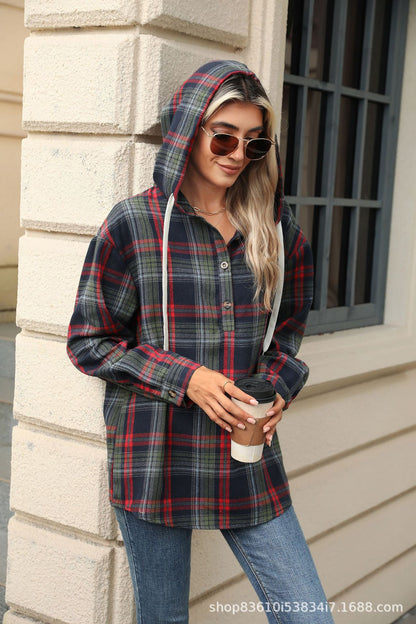 Blouse à capuche à carreaux pour femmes avec des détails pratiques de boutons et une coupe décontractée Chic und Stil