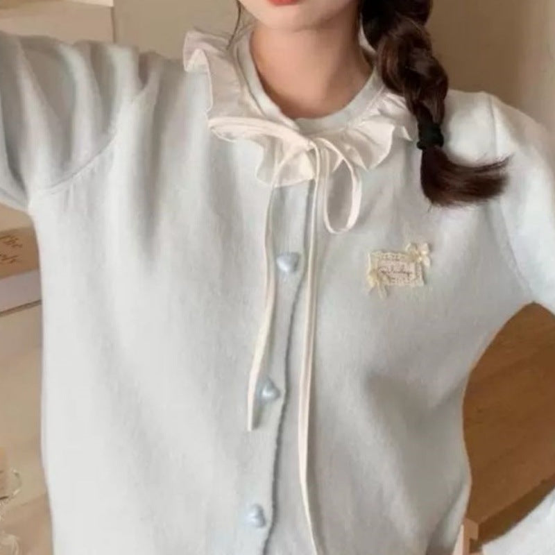 Dames cardigan ludique avec détail volant et boutons ressemblant à des perles Chic und Stil