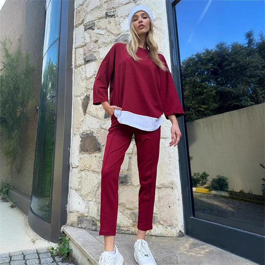 Costume de sport décontracté pour femmes avec haut asymétrique et pantalon évasé Chic und Stil