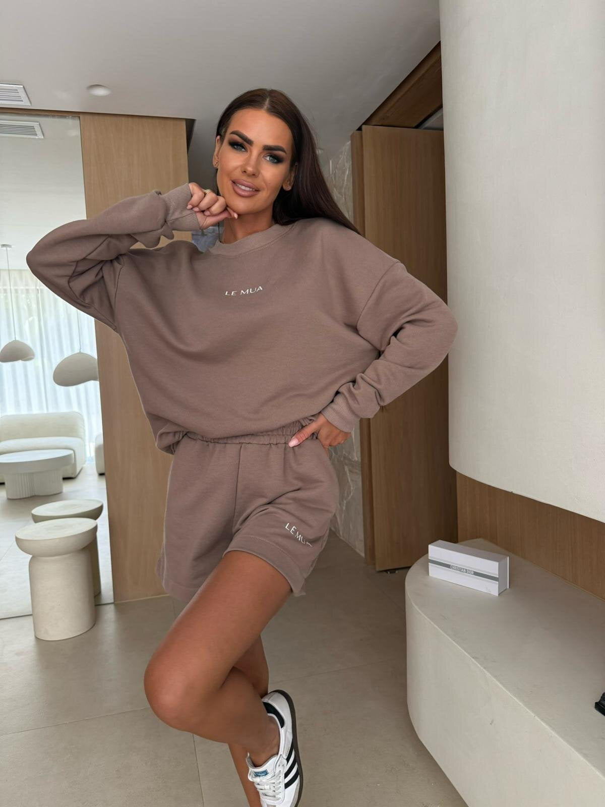 Ensemble de loisirs pour femmes avec sweat-shirt confortable et shorts Chic und Stil