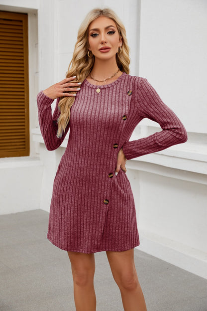 Robe tricotée pour femmes avec design côtelé de haute qualité et boutons décoratifs Chic und Stil