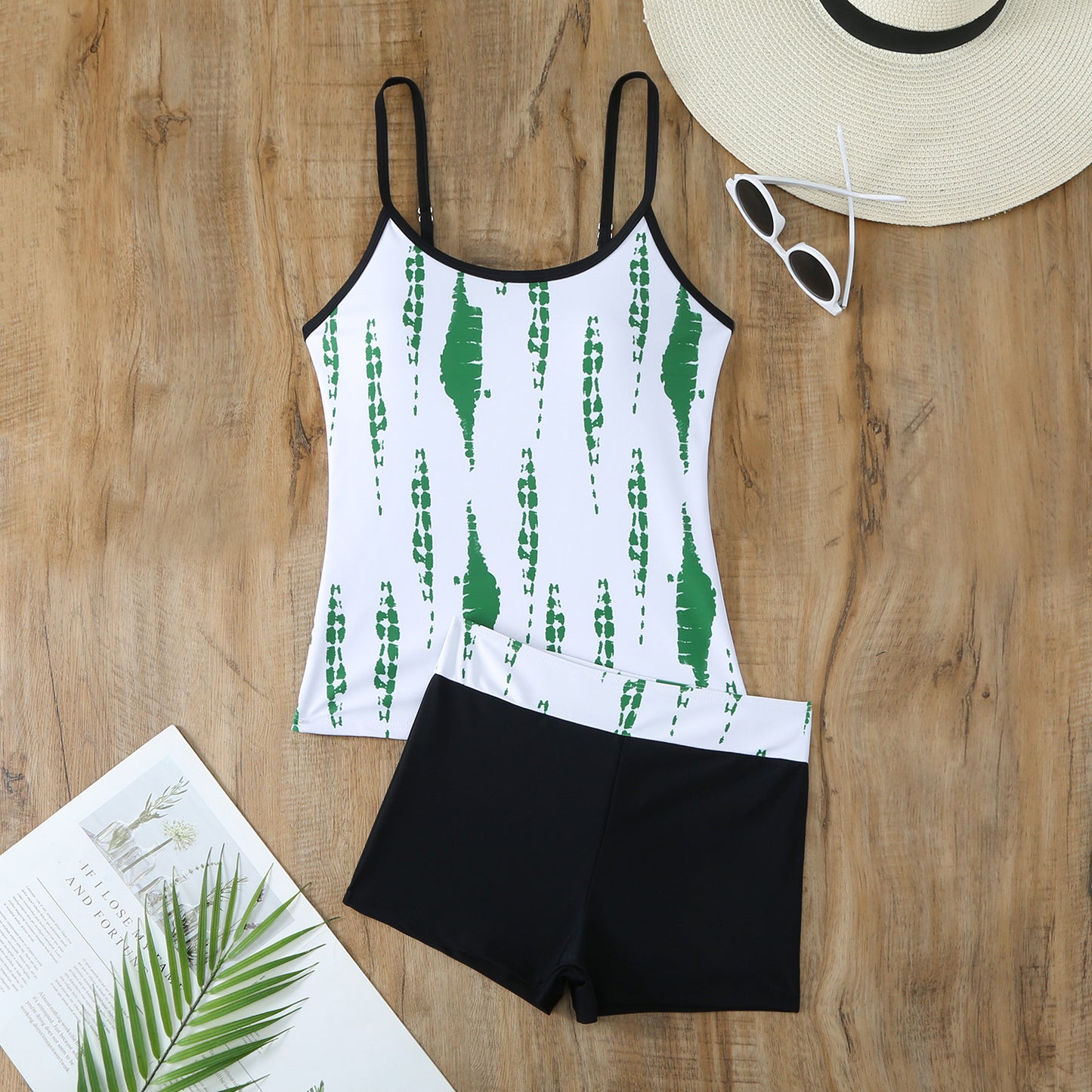 Women's sporty tankini set with a stylish eye-catching pattern and comfortable shorts Chic und Stil