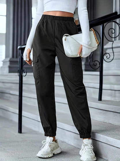 Women's cargo pants with a sporty design featuring an elastic waistband and practical pockets Chic and Style