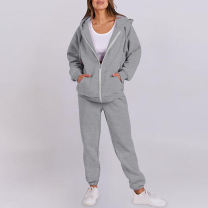 Casual women's sports set with hood and zipper Chic und Stil