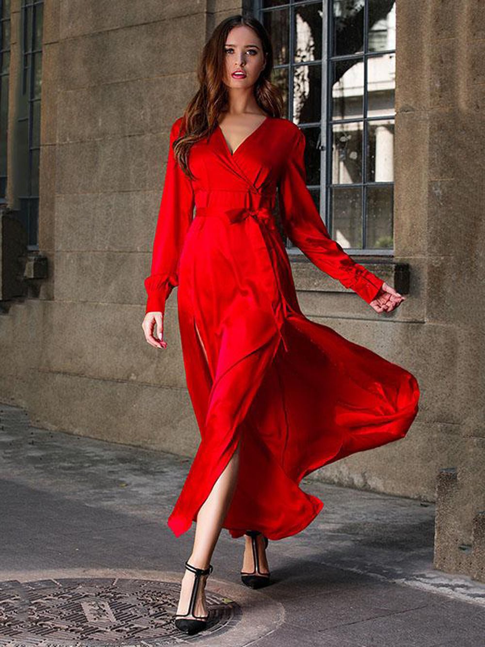 Robe maxi femme avec un élégant design enveloppant et des fentes latérales raffinées Chic und Stil