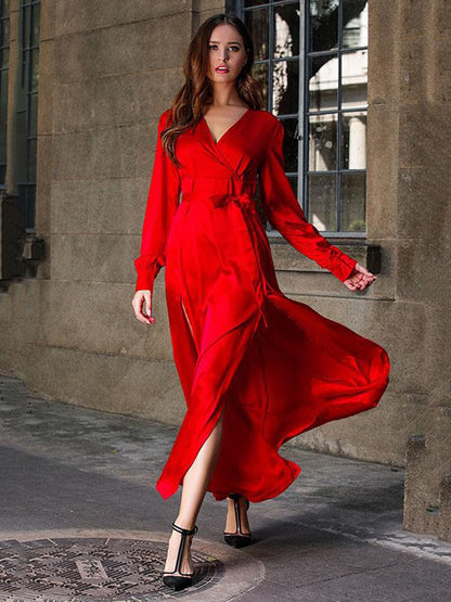 Robe maxi femme avec un élégant design enveloppant et des fentes latérales raffinées Chic und Stil