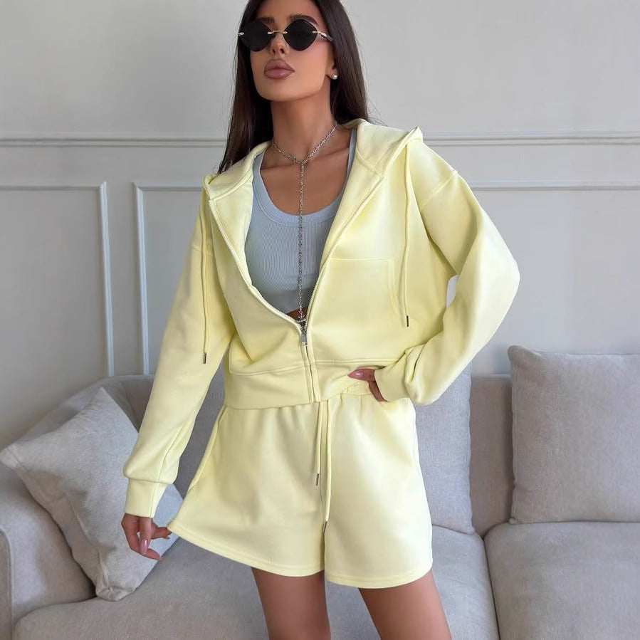 Ensemble de hoodie décontracté et de shorts pour femmes avec coupe ample et matériau respirant Chic und Stil