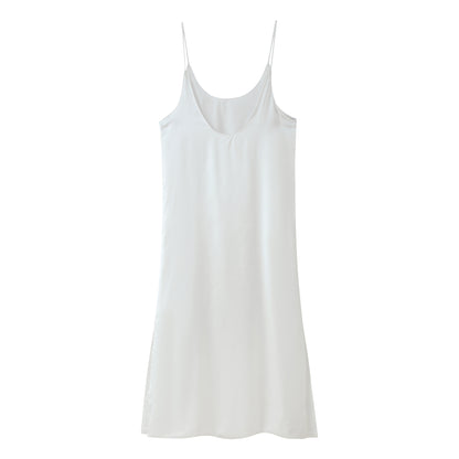 Robe à bretelles spaghetti pour dames avec une coupe élégante et un matériau fluide Chic und Stil