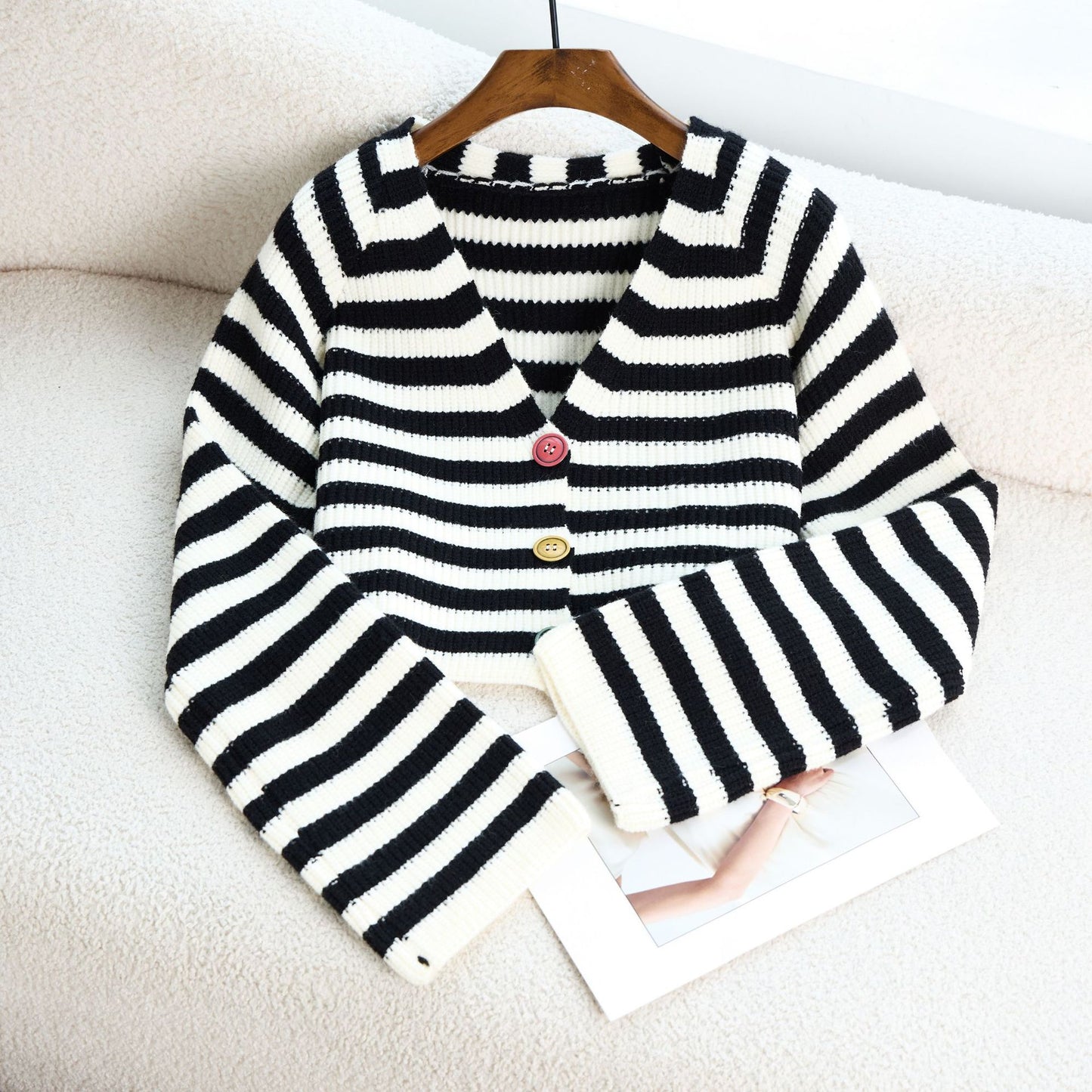 Cardigan en tricot tendance pour femmes avec des boutons colorés et une coupe décontractée Chic und Stil
