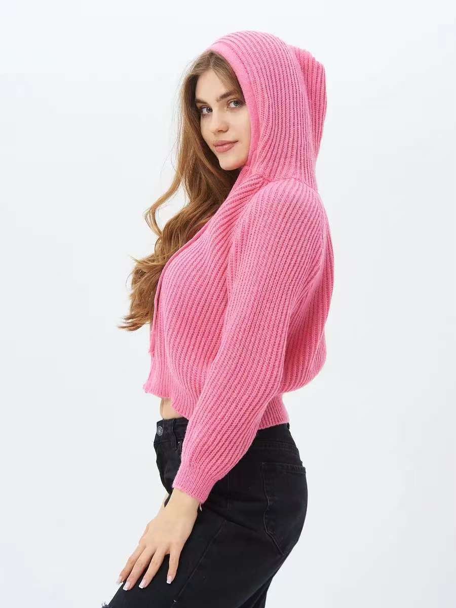 Sweat à capuche court pour femmes en matériau en tricot côtelé doux avec des cordons pratiques Chic & Stil