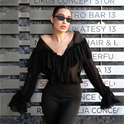Blouse pour femmes avec des détails de volants volumineux et un élégant boutonnière Chic und Stil