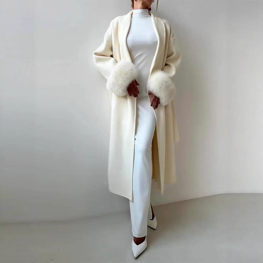 Dames élégant, manteau chaud avec des couleurs de fourrure luxueuses Chic und Stil