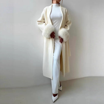 Dames élégant, manteau chaud avec des couleurs de fourrure luxueuses Chic und Stil