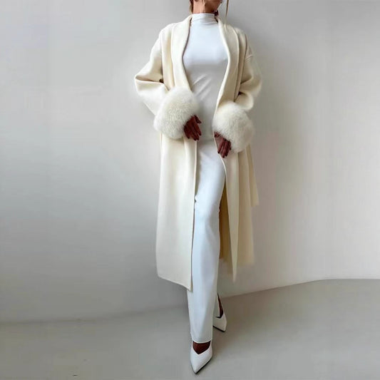 Dames élégant, manteau chaud avec des couleurs de fourrure luxueuses Chic und Stil