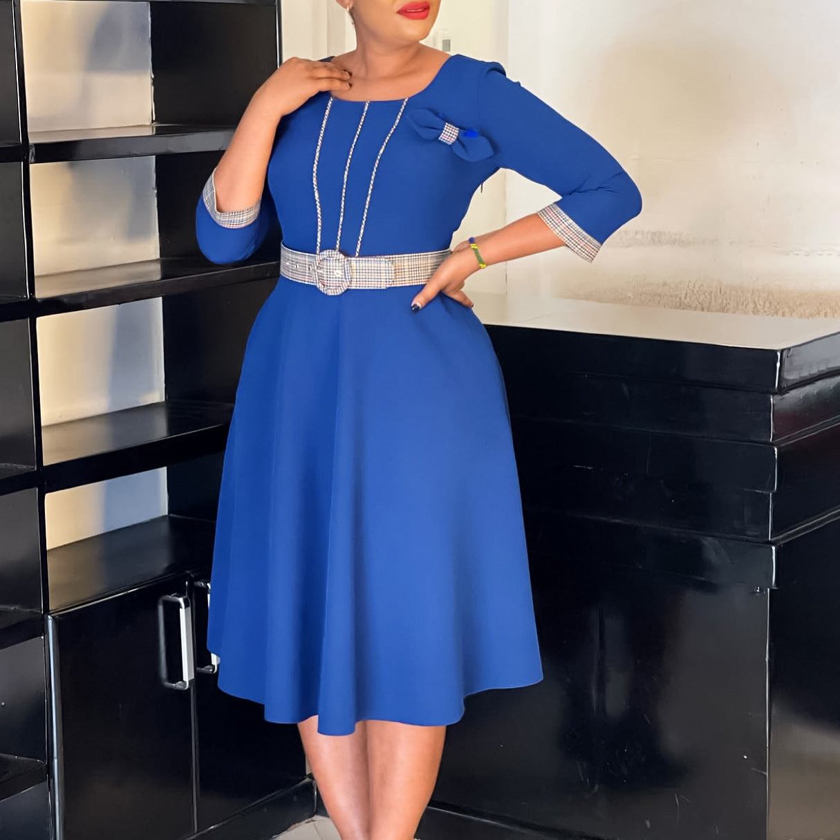 Robe A-ligne pour femme avec ceinture décorative à la taille et détails élégants Chic und Stil