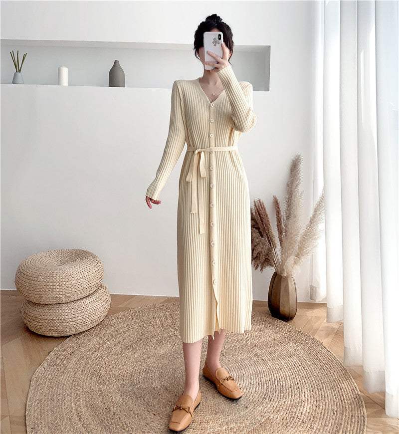 Robe en tricot pour femmes avec décolleté V profond et ceinture cintrée Chic und Stil