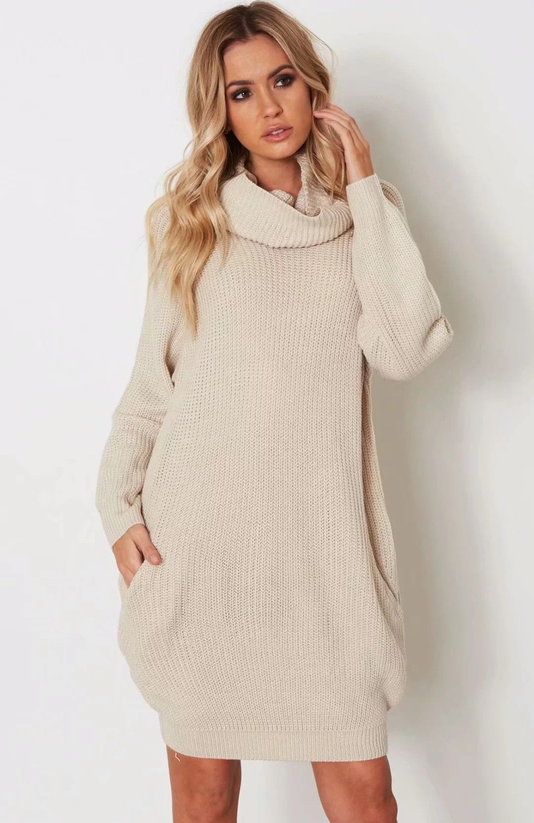 Robe en tricot pour femmes avec grand col Chic und Stil
