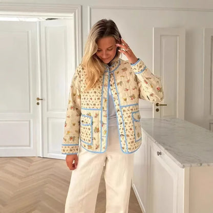 Dames Blommestikte Gewatteerde Jas met Praktische Zak en Moderne Snit Chic und Stil