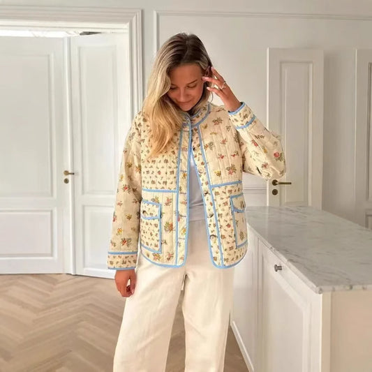 Dames Blommestikte Gewatteerde Jas met Praktische Zak en Moderne Snit Chic und Stil