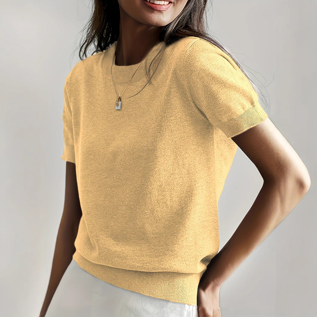 Pull en fine maille pour femmes avec une silhouette à manches courtes et un matériau fluide doux Élégance et style
