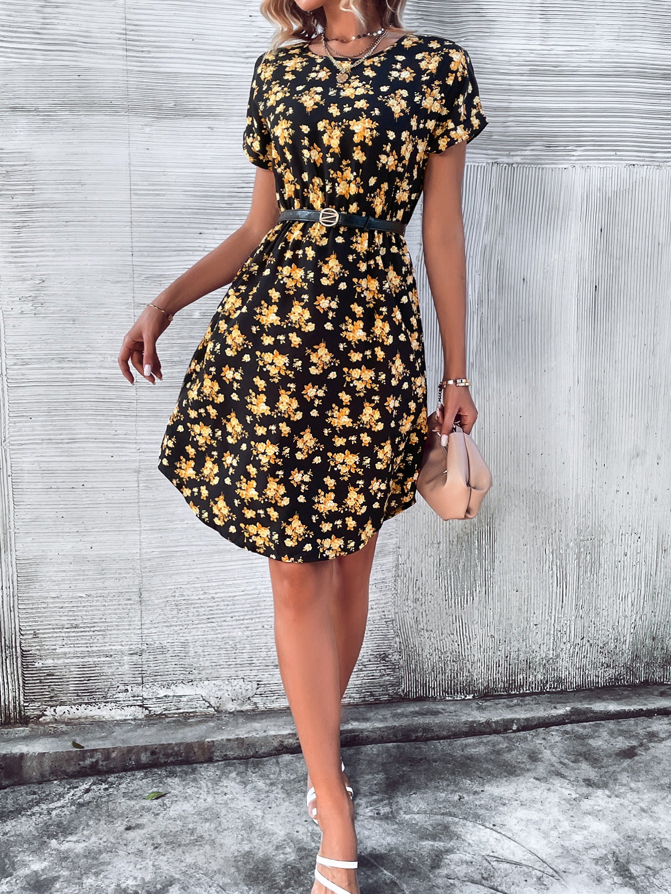 Robe chemise pour dames avec motif floral et ceinture à la taille Chic und Stil