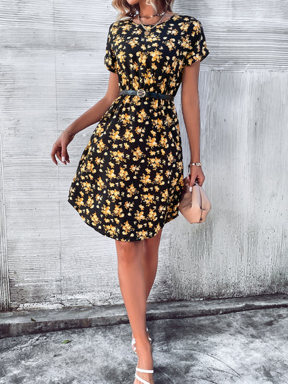 Robe chemise pour dames avec motif floral et ceinture à la taille Chic und Stil