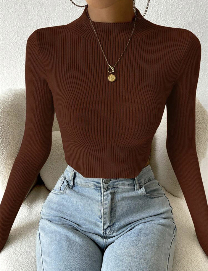 Pull en fine maille pour femmes avec col montant à la mode et design sans vagues Chic und Stil