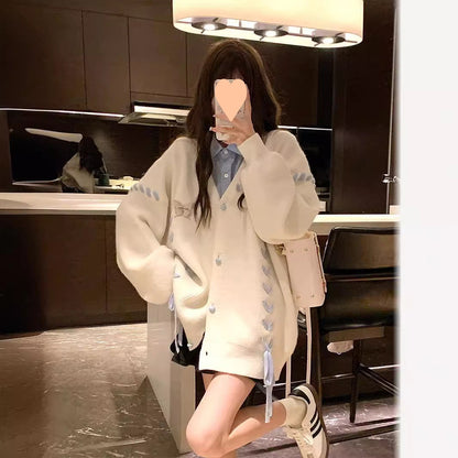 Dames gilet en tricot avec des détails en forme de cœur ludiques et un nœud Chic und Stil