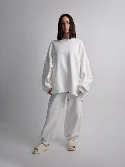 Women's oversized casual sweatshirt with raised collar and comfortable cargo pants Chic and Style