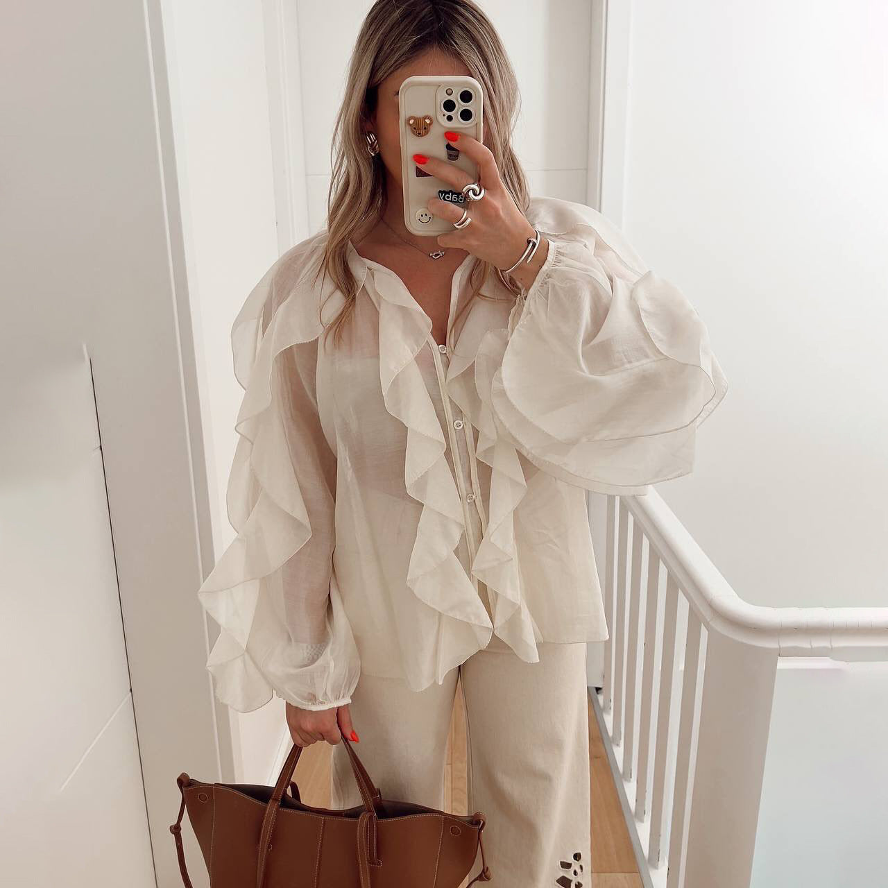 Blouse femme avec des détails de volants volumineux et un ourlet ondulé Chic und Stil