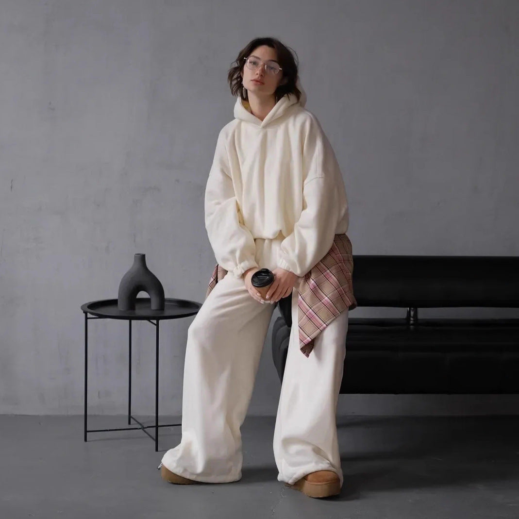 Ladies casual hoodie and loose jogger pants in soft fleece Chic and Style