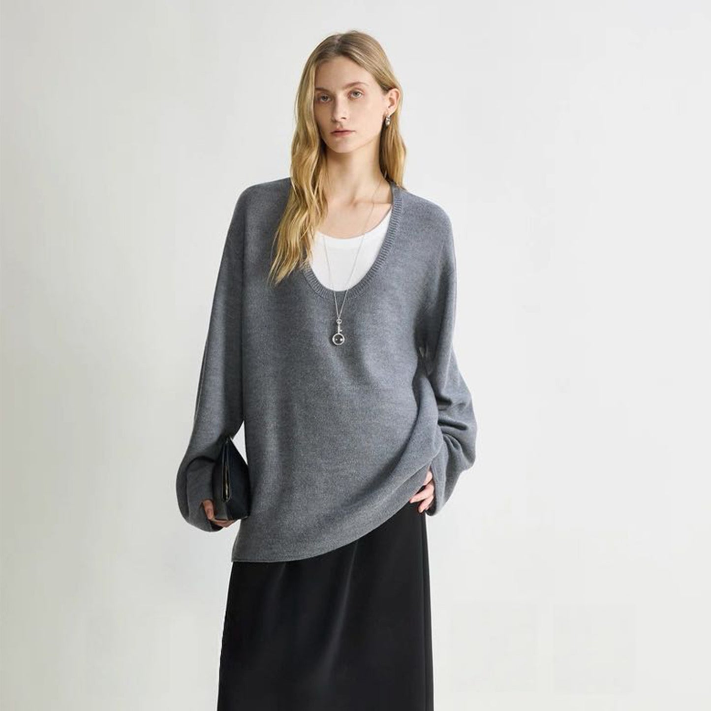 Oversized knitted pullover for women with V-neck and relaxed fit Chic und Stil