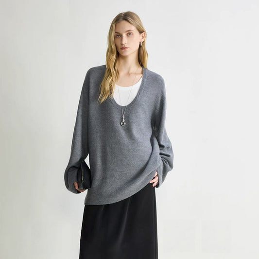 Oversized knitted pullover for women with V-neck and relaxed fit Chic und Stil
