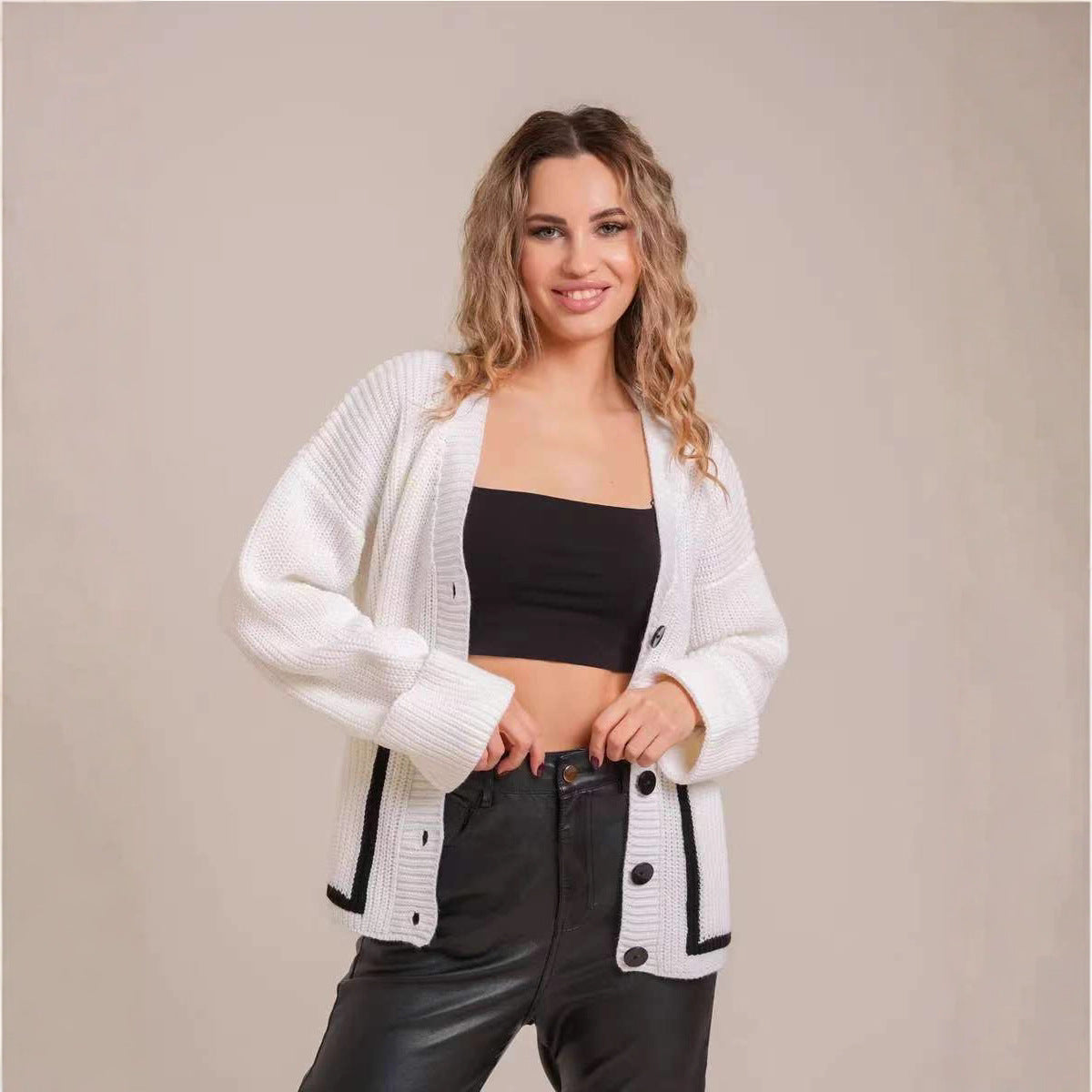 Cardigan en tricot décontracté pour femmes avec poches contrastantes et détail de bouton classique Chic und Stil
