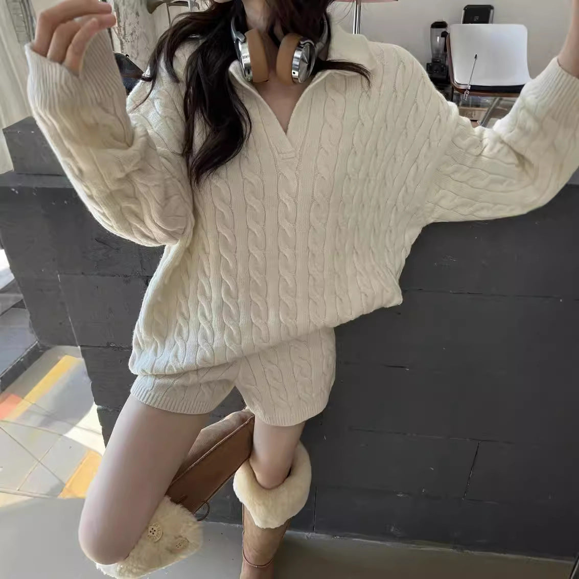 Pull en tricot pour femmes avec motif en torsade tendance et décolleté V profond Chic und Stil