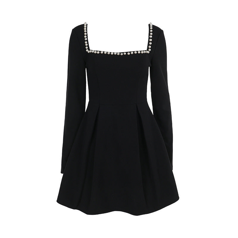 Robe cocktail femme avec décolleté carré et élégants détails en perles Chic und Stil