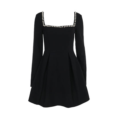 Robe cocktail femme avec décolleté carré et élégants détails en perles Chic und Stil