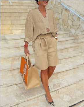 Tenue d'été décontractée pour femmes avec haut large et shorts Chic und Stil