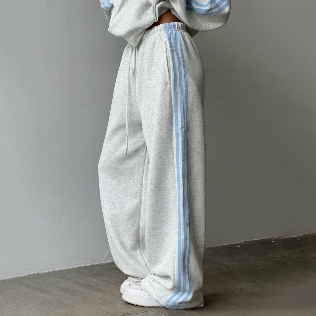 Casual sports set for women with hoodie and loose pants Chic and Style