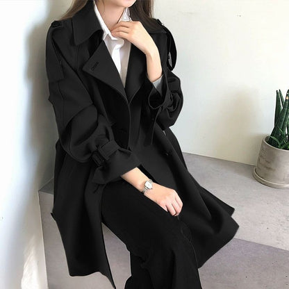 Manteau trench féminin à la mode avec design texturé Chic & Stil