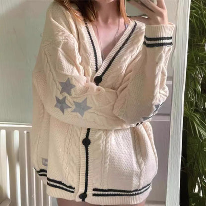 Dames gros pull cardigan avec des applications d'étoiles élégantes et des détails contrastants Chic und Stil