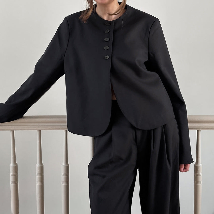 Elegant blazer-pants set for women with a loose fit and lower button closure Chic und Stil