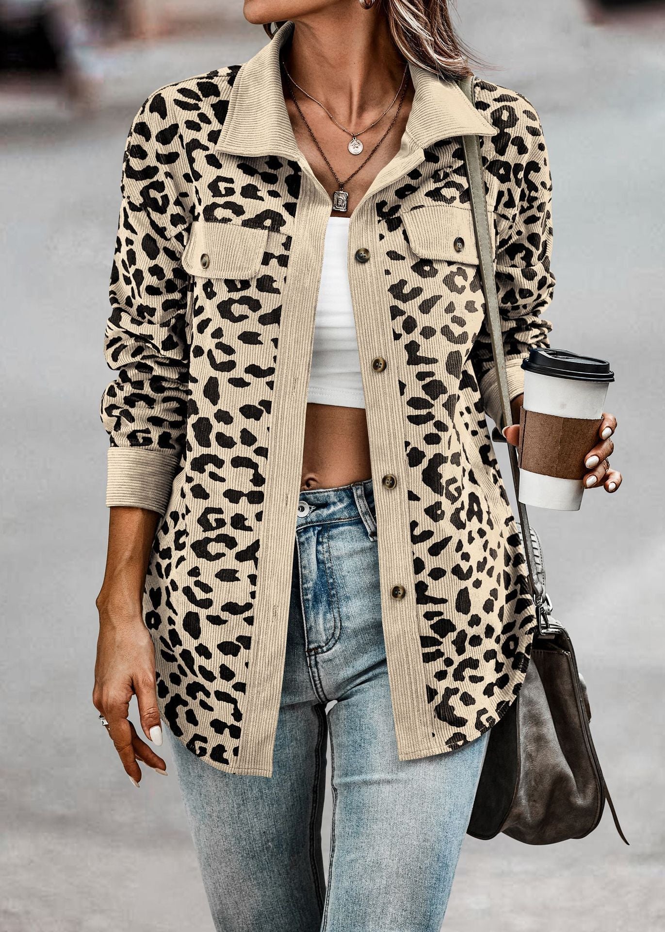 Veste pour femmes en motif léopard avec tissu structuré et poches pratiques Chic und Stil