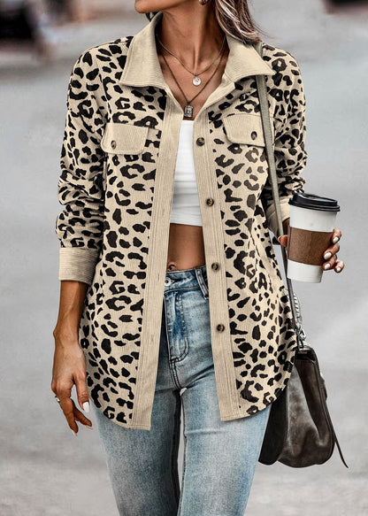 Veste pour femmes en motif léopard avec tissu structuré et poches pratiques Chic und Stil