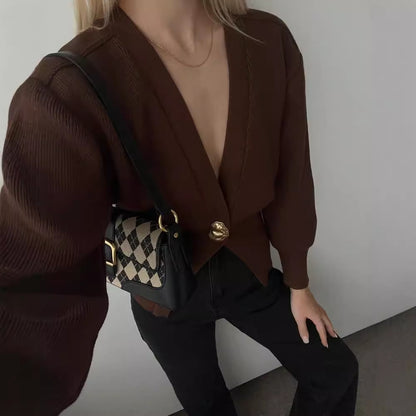 Cardigan en tricot élégant pour femmes avec décolleté en V profond et bouton décoratif Chic und Stil