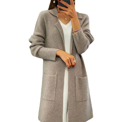 Oversized women’s cardigan with a deep V-neck and practical pockets Chic und Stil