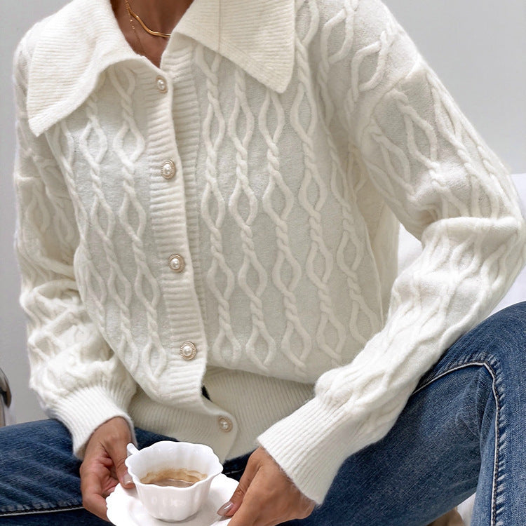 Dames gros pull-over avec un élégant motif en torsades et des boutons perles Chic und Stil