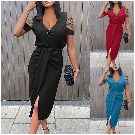 Dames Robe portefeuille élégante avec des détails découpés à la mode et des ornements brillants Chic und Stil
