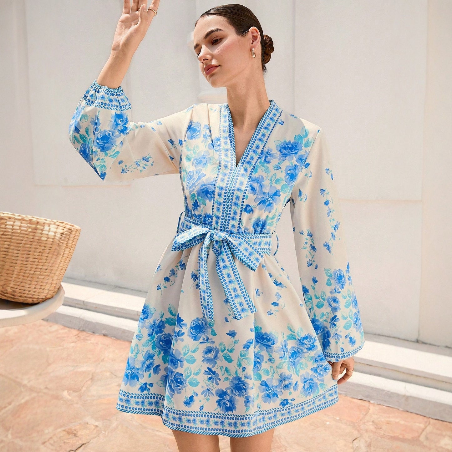 Robe femme avec détails floraux et ceinture à la taille Chic und Stil